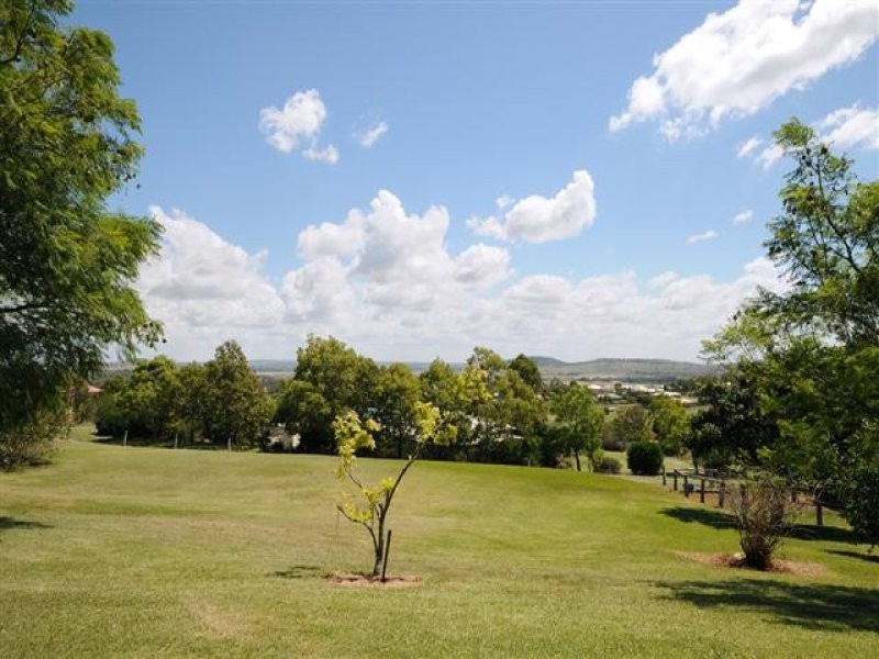 8 Lanbar Court, Glenvale QLD 4350