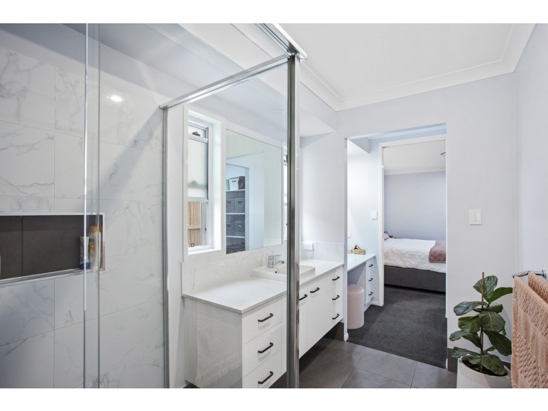 16 Meares Street, Kearneys Spring QLD 4350