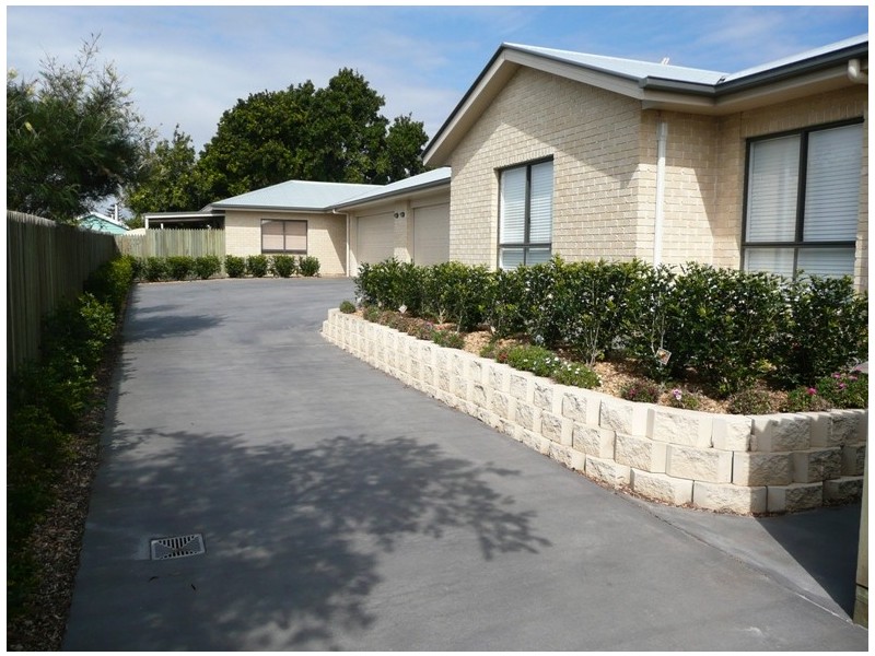 2/8a  Derwak Street, Harristown QLD 4350