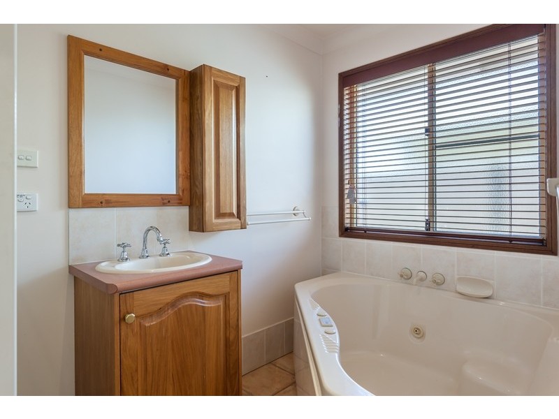 84 Bouganvillea Drive, Middle Ridge QLD 4350