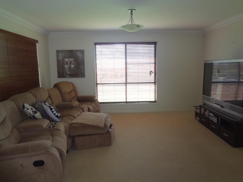 4 Banksdale Drive, Middle Ridge QLD 4350