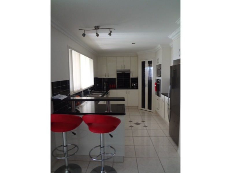 4 Banksdale Drive, Middle Ridge QLD 4350