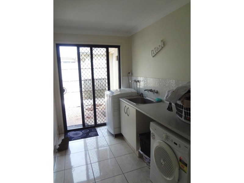 4 Banksdale Drive, Middle Ridge QLD 4350