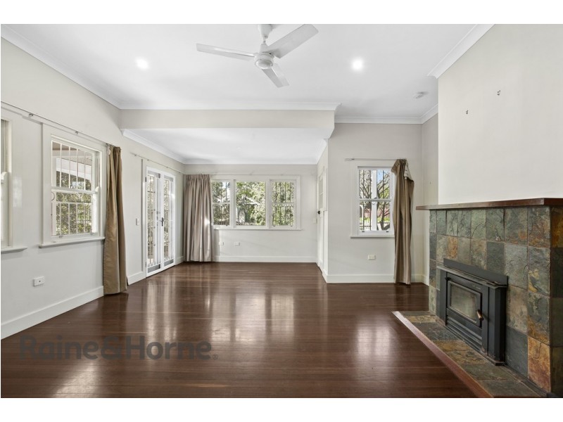 11 Simla Street, Mount Lofty QLD 4350