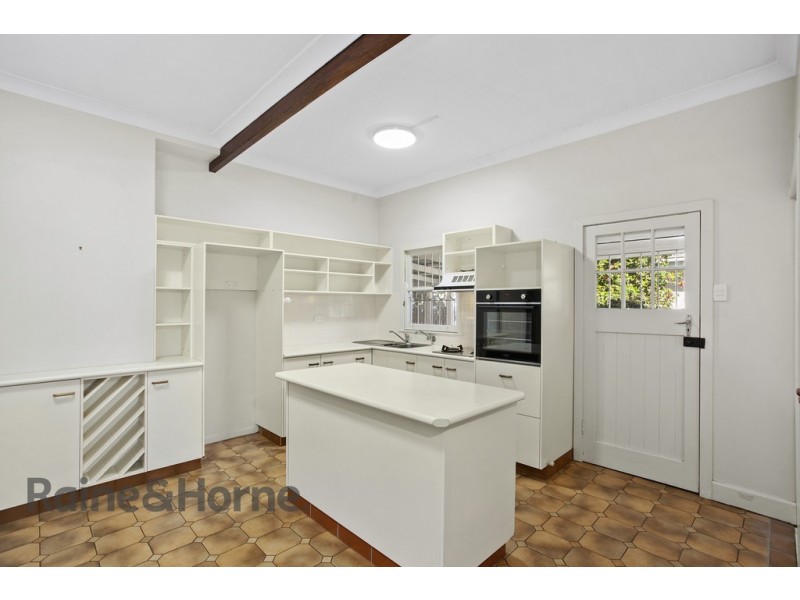 11 Simla Street, Mount Lofty QLD 4350