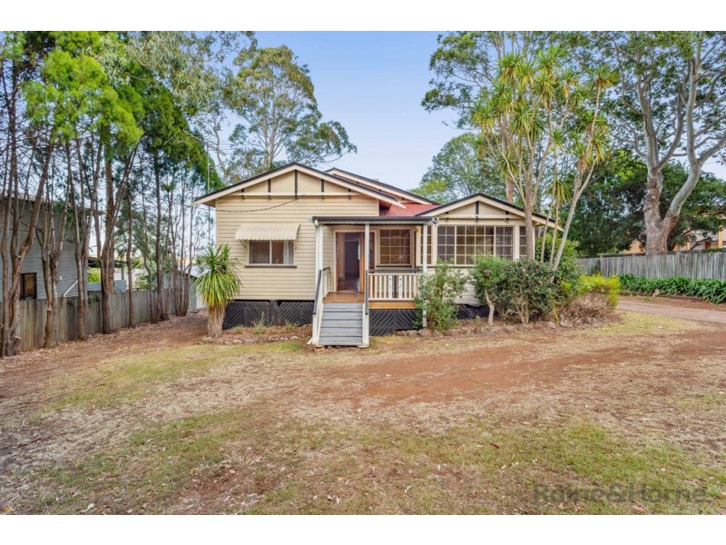 11 Mary Street, Mount Lofty QLD 4350