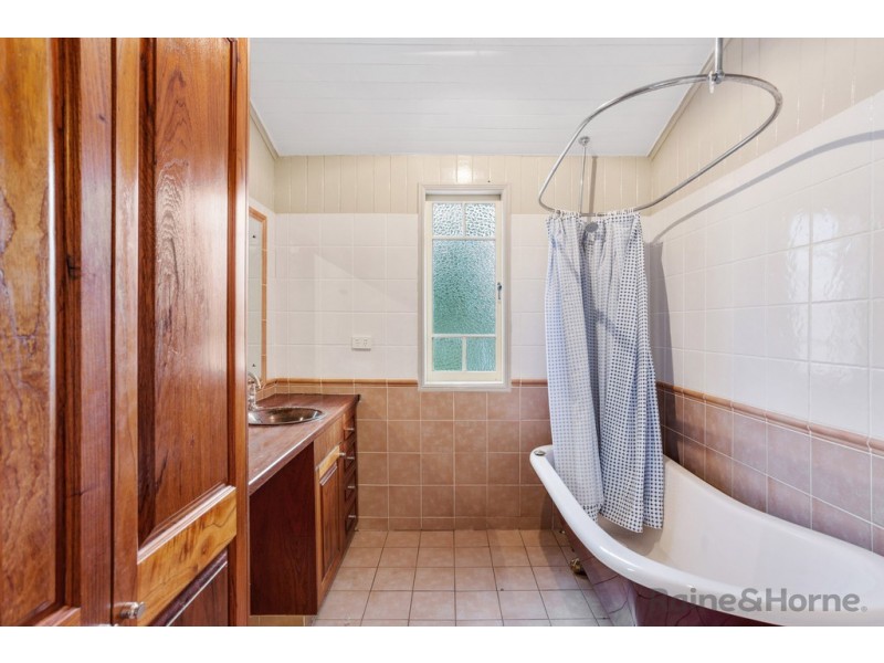 11 Mary Street, Mount Lofty QLD 4350