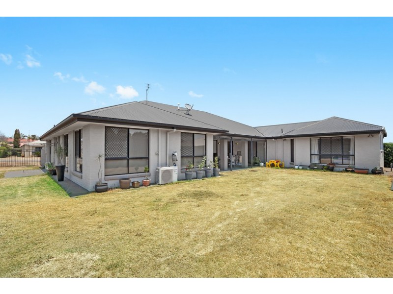 32 Wood Drive, Middle Ridge QLD 4350