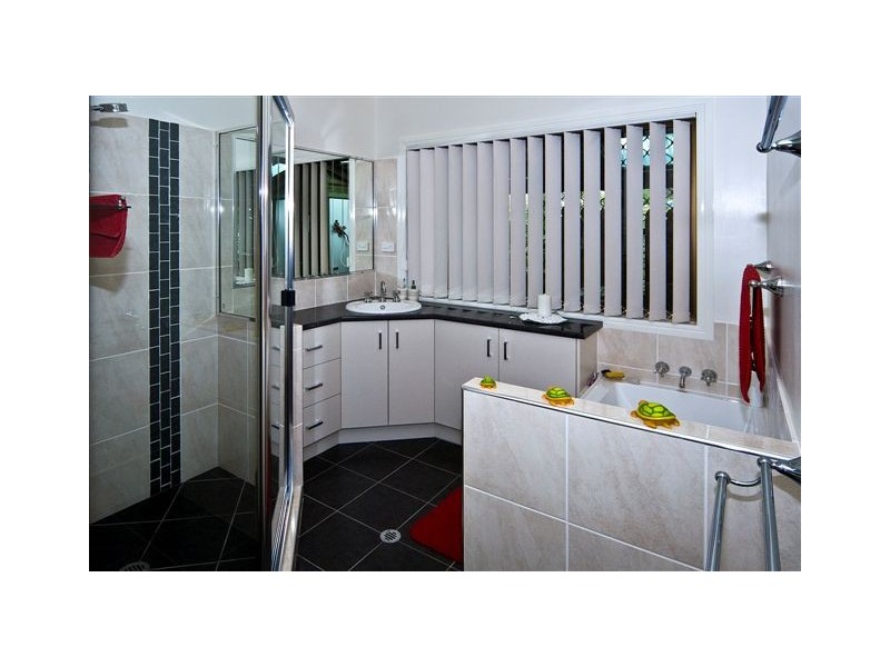 8 Vista Court, Withcott QLD 4352