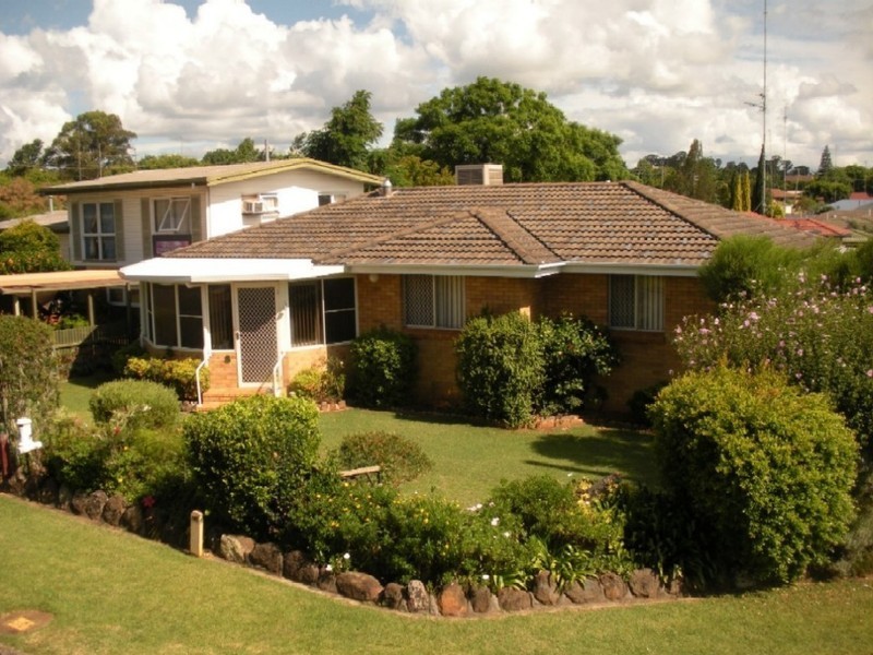 8 Coates Street, Kearneys Spring QLD 4350