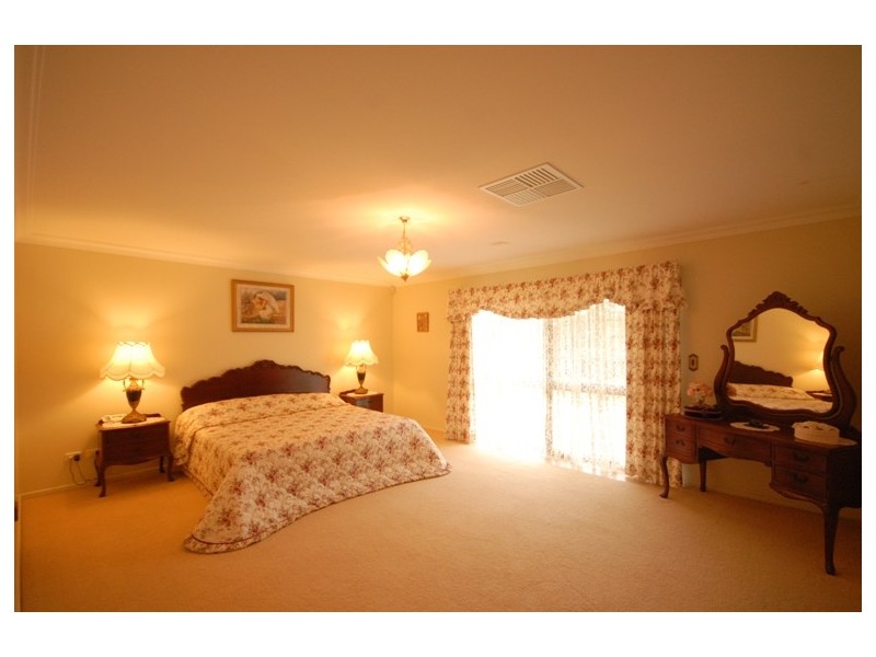 7 Golf Course Drive, Middle Ridge QLD 4350