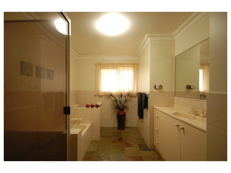 7 Golf Course Drive, Middle Ridge QLD 4350