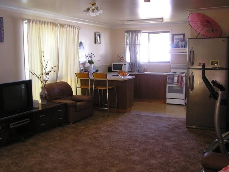 2/4 Hamilton Street, Newtown QLD 4350