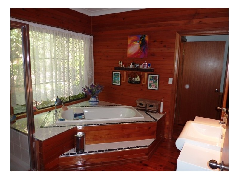 6 Woodland Crescent, Withcott QLD 4352