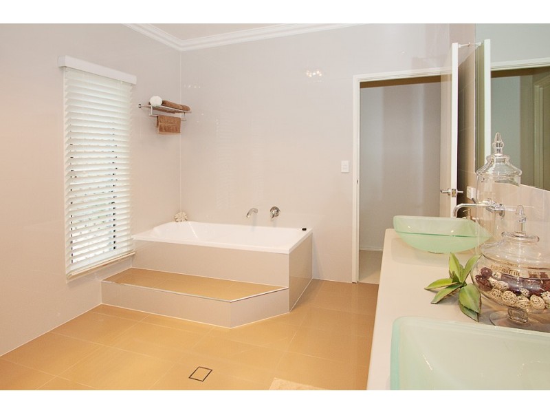 33 Currawong Drive, Highfields QLD 4352