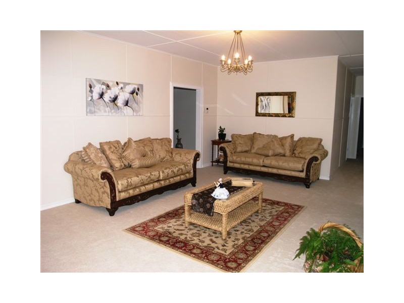 42 Toowoomba Road, Oakey QLD 4401