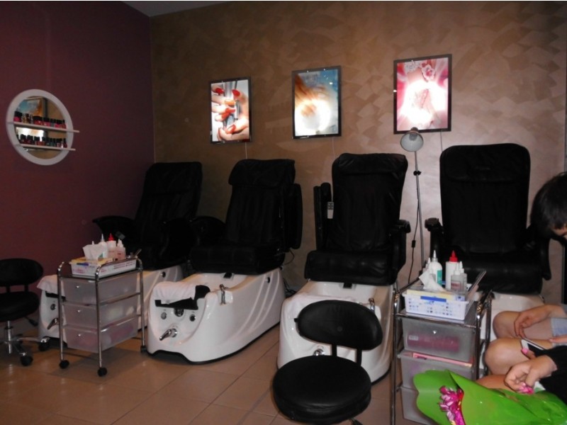 . Royal Nails and Beauty, Kearneys Spring QLD 4350