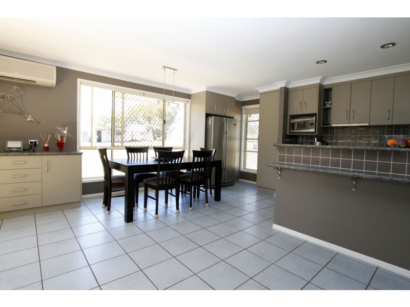 9 Carys Road, Glenvale QLD 4350