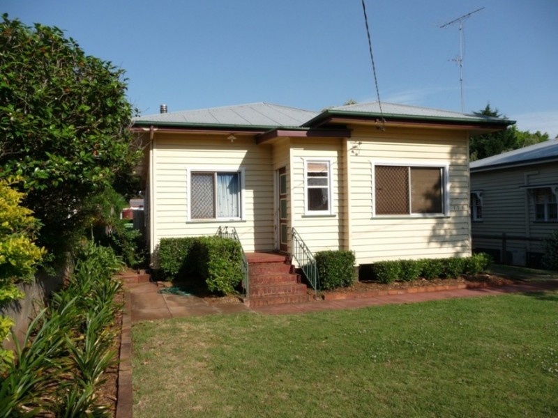 126 Stuart Street, Mount Lofty QLD 4350