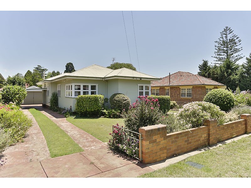 1B Wallace Street, Newtown QLD 4350