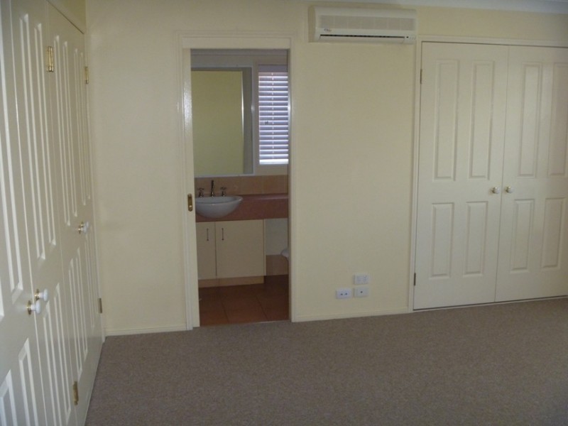 1/220 Campbell Street, Newtown QLD 4350