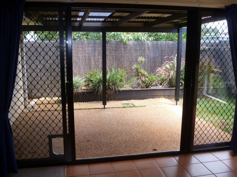 1/220 Campbell Street, Newtown QLD 4350