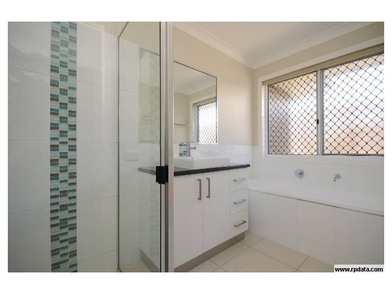 8 Plover Court, Highfields QLD 4352