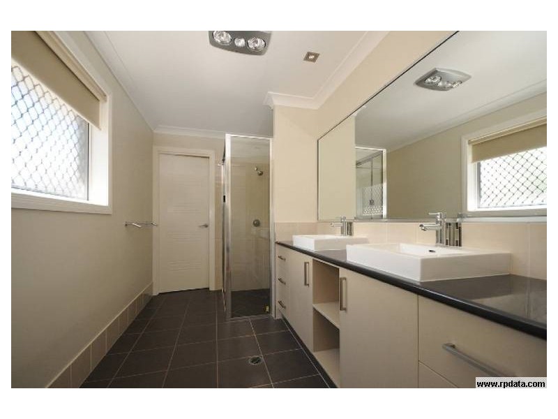 8 Plover Court, Highfields QLD 4352