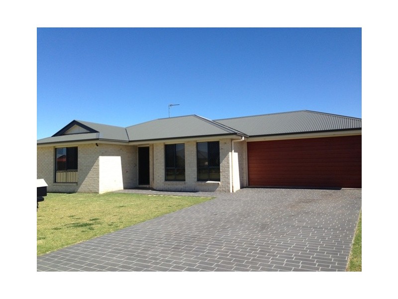 33 Berghofer Drive, Oakey QLD 4401