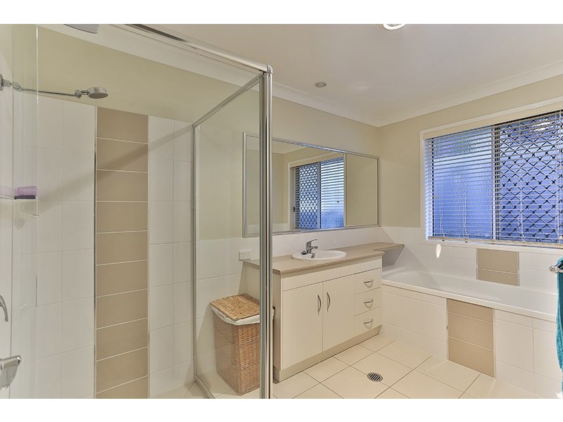 4 Greenway Close, Middle Ridge QLD 4350
