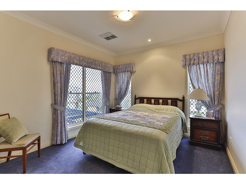 4 Rannerdale Close, Mount Lofty QLD 4350