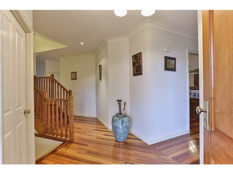 4 Rannerdale Close, Mount Lofty QLD 4350