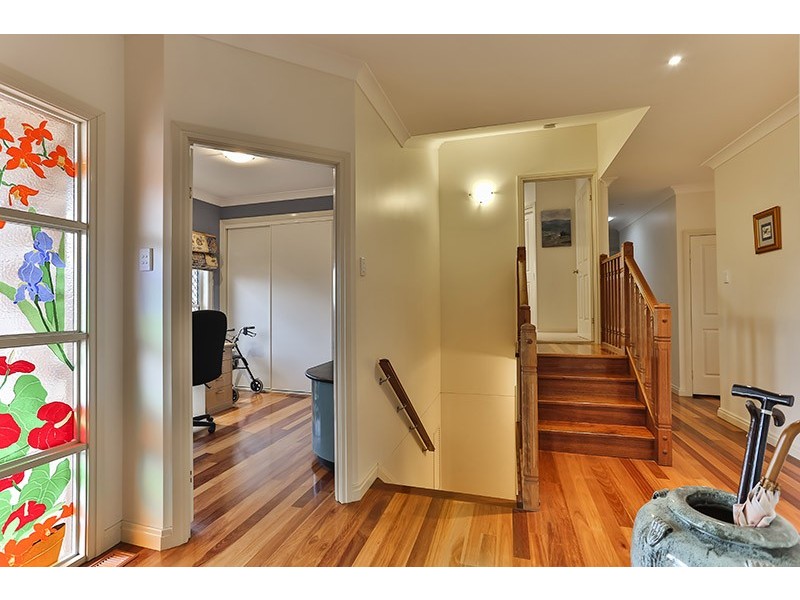 4 Rannerdale Close, Mount Lofty QLD 4350