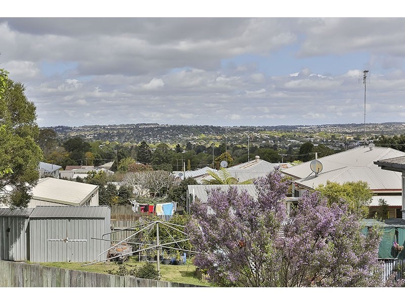 58 North Street, Mount Lofty QLD 4350