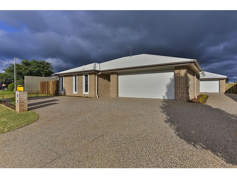 Villa 2/4 Highgrove Drive, Highfields QLD 4352