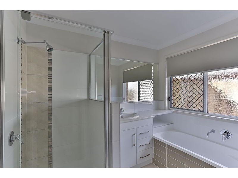 Villa 2/4 Highgrove Drive, Highfields QLD 4352