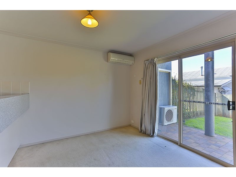 2/247 Herries Street, Newtown QLD 4350