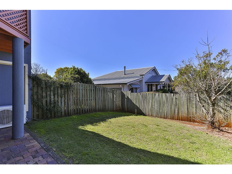 2/247 Herries Street, Newtown QLD 4350