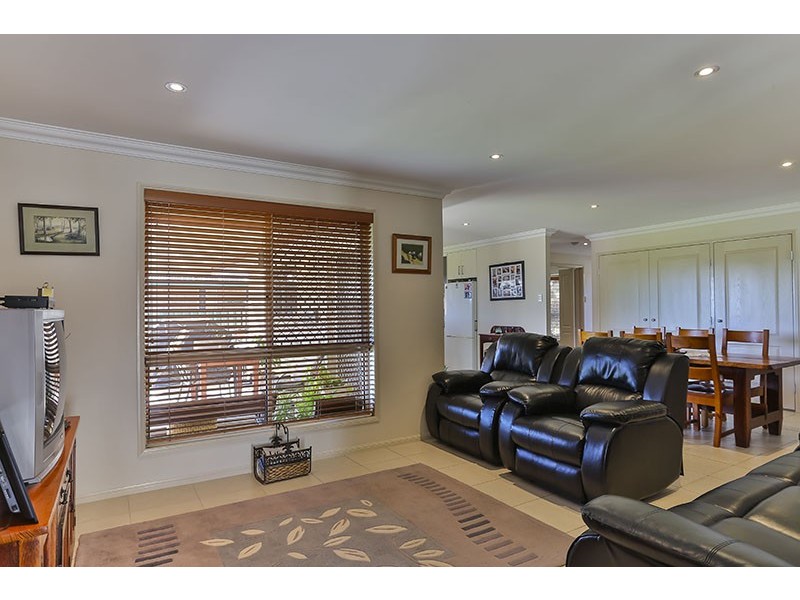 24 Sinclair Street, Wyreema QLD 4352