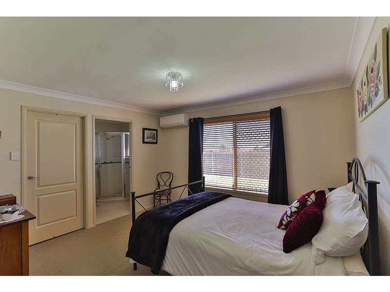 24 Sinclair Street, Wyreema QLD 4352