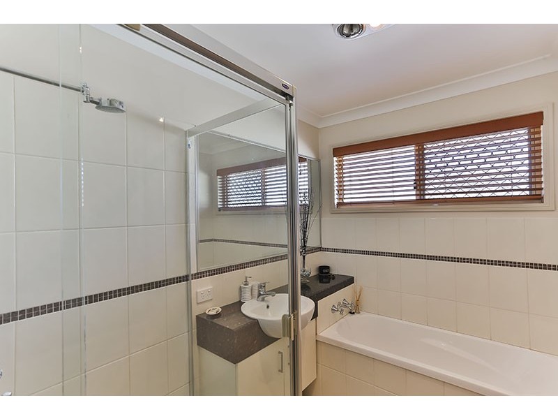 24 Sinclair Street, Wyreema QLD 4352