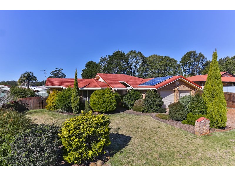 8 Lorraine Crescent, Centenary Heights QLD 4350