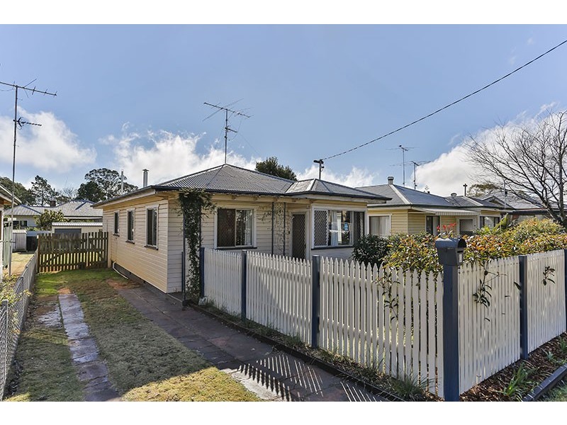 9 Weetwood Street, Newtown QLD 4350