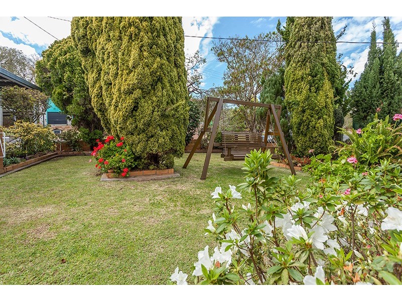 11 Beck Street, Mount Lofty QLD 4350