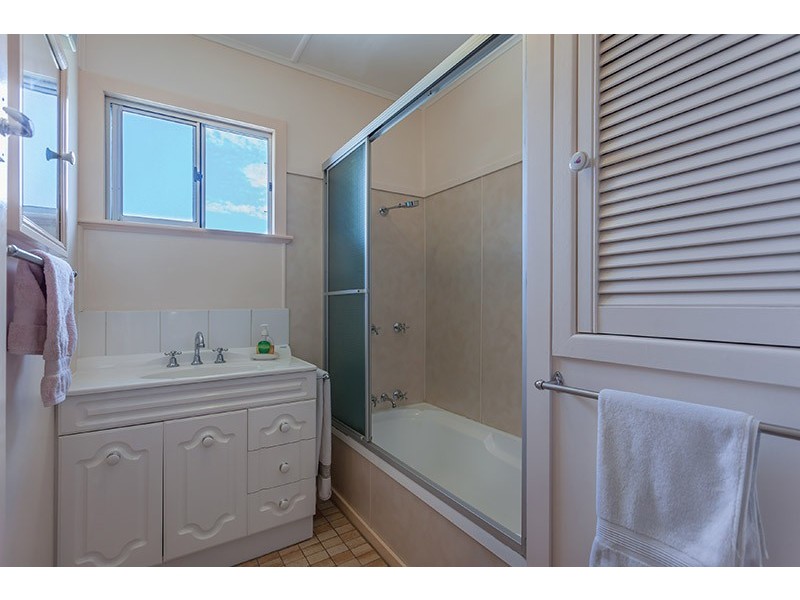 11 Beck Street, Mount Lofty QLD 4350