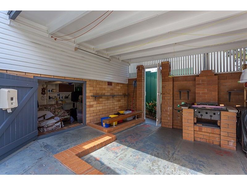 11 Beck Street, Mount Lofty QLD 4350