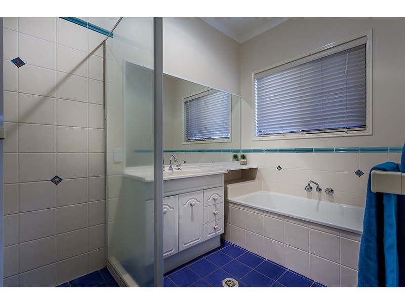 15 Wood Drive, Middle Ridge QLD 4350