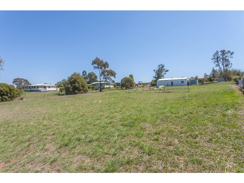 8 Lake Drive, Meringandan QLD 4352