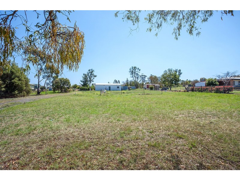 8 Lake Drive, Meringandan QLD 4352