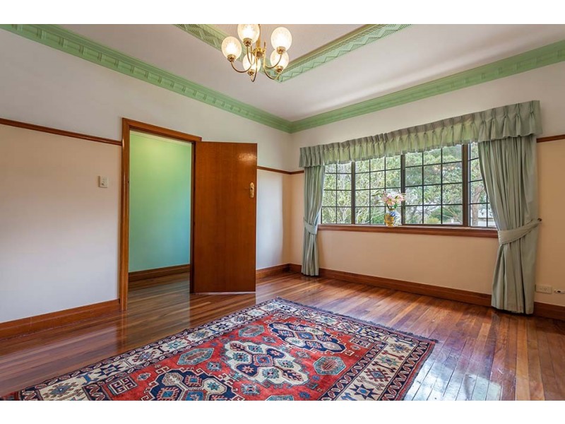5 Collins Street, Mount Lofty QLD 4350